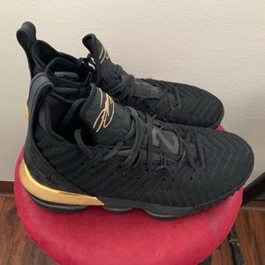 Nike LeBron 16 "Black/Metallic Gold"